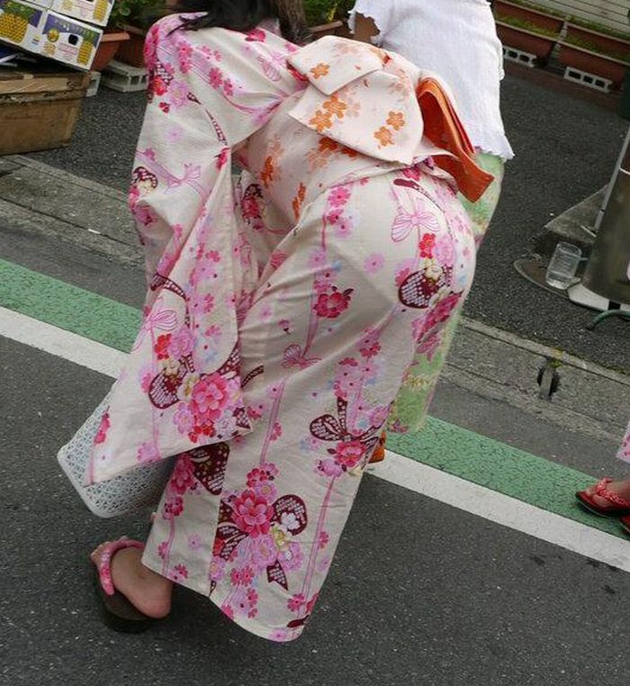 浴衣の女の子がパンチラや透けパンしてるとめちゃくちゃ色っぽい…街撮りされた浴衣女子のハプニングエロ画像