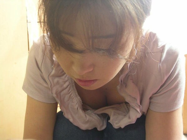 おっぱいの谷間がエロ過ぎて釘付け！男のスケベ心を鷲掴みにする無防備なおっぱいエロ画像