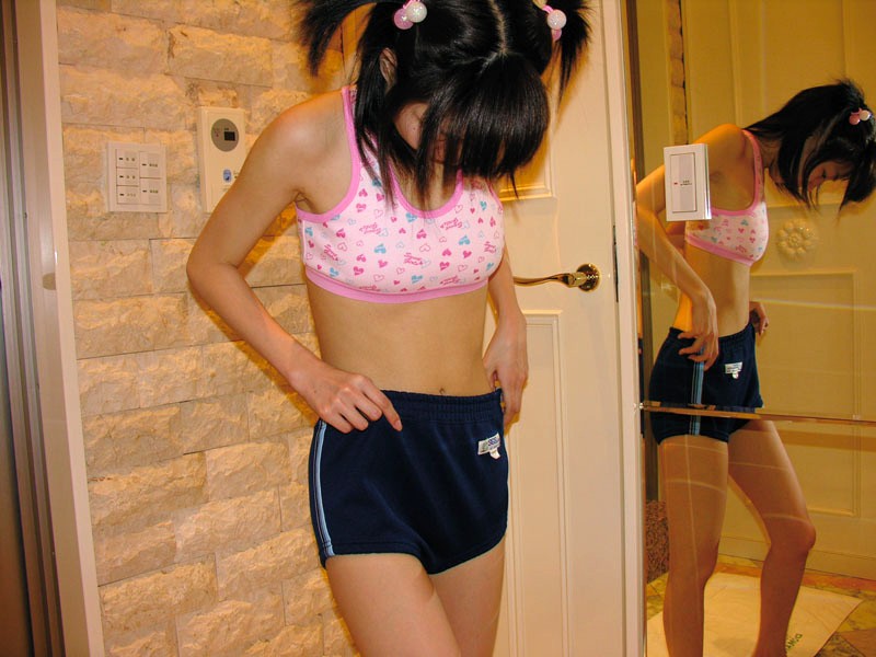 貧乳スポブラという激しく背徳感を感じてしまう少女たちｗｗｗｗ