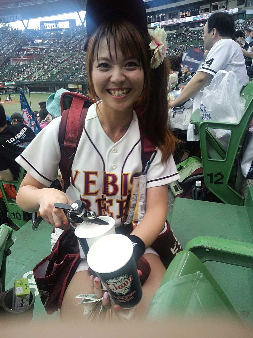 プロ野球開幕が待ち遠しくてしかたねーｗｗｗビール売り子さんの太ももやら二の腕やらちょっとエロ過ぎじゃね？