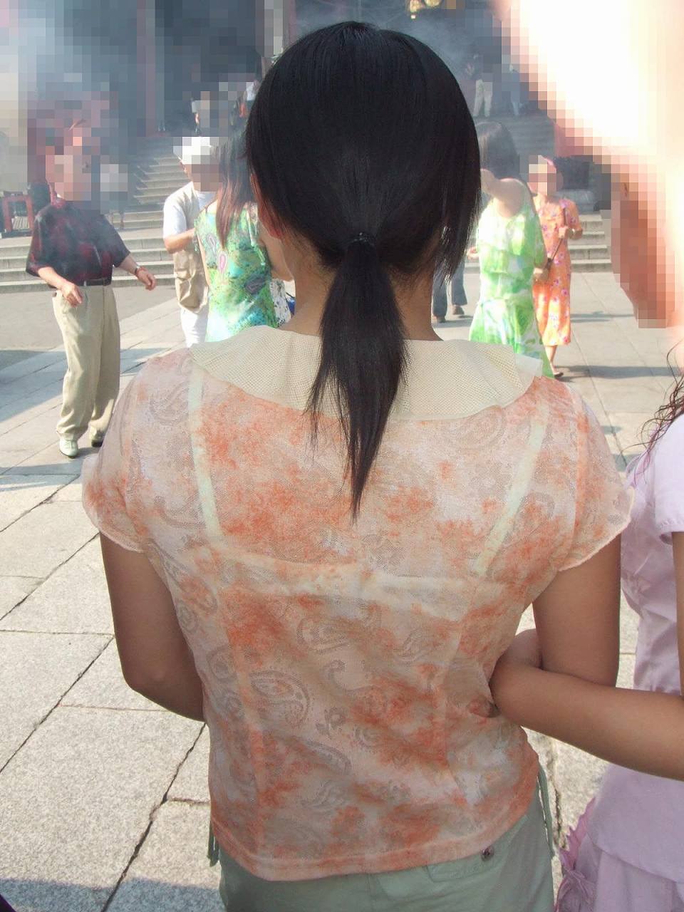 【透けブラエロ画像】ブラジャー透け透け！もう隠す気すら感じない素人娘の透けブラが完全に痴女レベルｗｗｗｗ